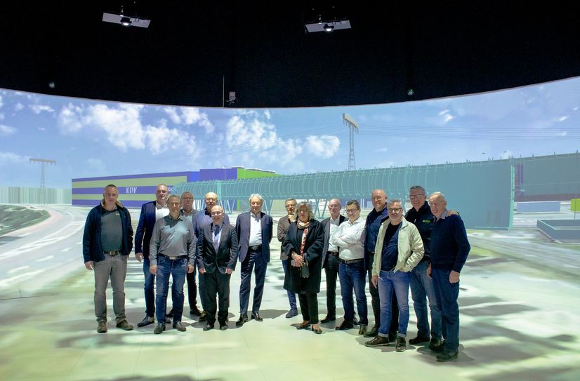 Eine Delegation aus italienischen und deutschen Kollegen um Präsident Giuseppe Pasini steht bereits im visualisierten Stahlwerk.