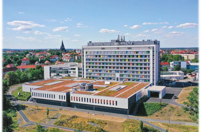 Riesaer Krankenhaus mit neuem Anbau 2023.