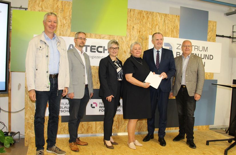 Staatsminister Thomas Schmidt (2.v.r.) übergab den Zuwendungsbescheid an Lautech-Geschäftsführerin Kathrin Schlesinger (3.v.r.).