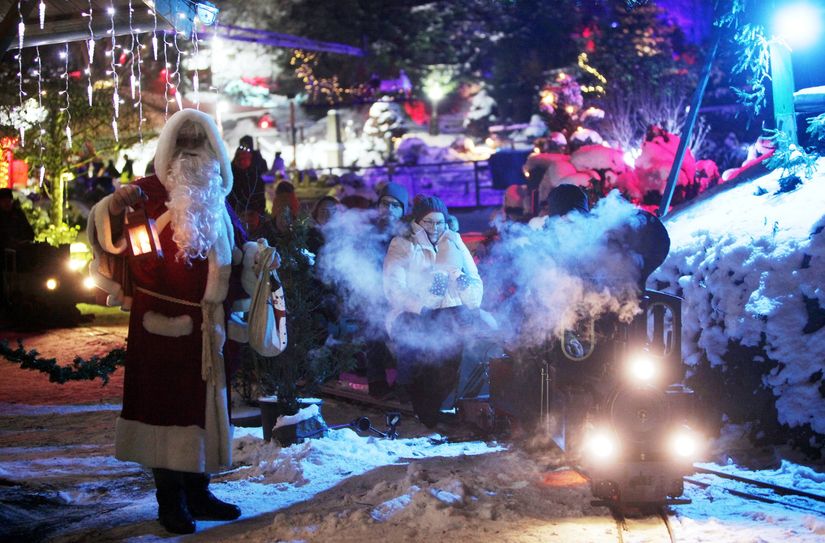 Der Weihnachtsmann stattet dem Miniaturpark zum Lichterglanz einen Besuch ab.