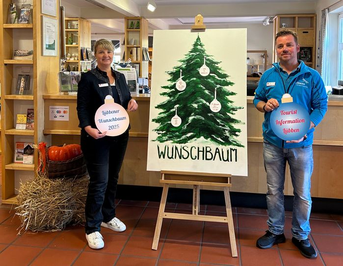 Heike Jorczik und Nico Kliempt von der Touristinformation hoffen auf viele Geschenkpaten zur Wunschbaumaktion 2024.