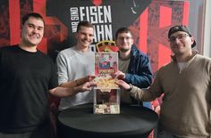 Spieler der ESV Lok Pirna haben für Daniels Delfinthearpie Geld gesammelt.
