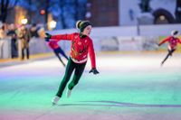 Ein Höhepunkt für Familien in der Adventszeit: die Eislaufbahn auf dem Marktplatz in Lübben.