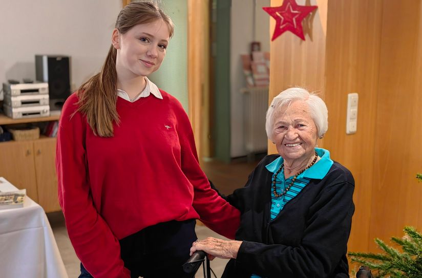 Erika Müller (91) und Antonina David (15) haben sich viel zu erzählen.