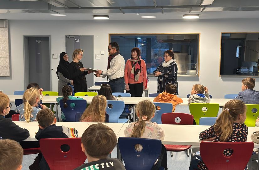Übergabe der Dankesurkunde an der Regenbogen-Grundschule in Senftenberg.