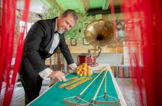 Der Laußnitzer Bodo Haas war in den 90er Jahren Sachsens erster und letzter Croupier. 1999 kam das Aus für die Spielbanken im Freistaat, damit war auch Haas´ Tätigkeit als Croupier im Spielcasino des Dresdner Bellevue Hotel beendet. Seitdem lässt Haas die guten alten Casino-Zeiten bei traditionellen Spieleabenden in der Region aufleben.