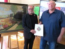 Oberbürgermeister Roland Dantz (l.) und Norbert Schnabel mit der Schenkungsurkunde vor dem Ölbild aus dem Jahr 1938.