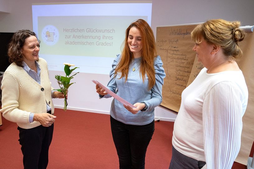 Andressa Venir De Mélo Calheiros (Mitte) ist eine der Brasilianerinnen, die ihr Abschlusszertifikat von Vertreterinnen der MUL – CT und der BTU Cottbus-Senftenberg erhalten hat.