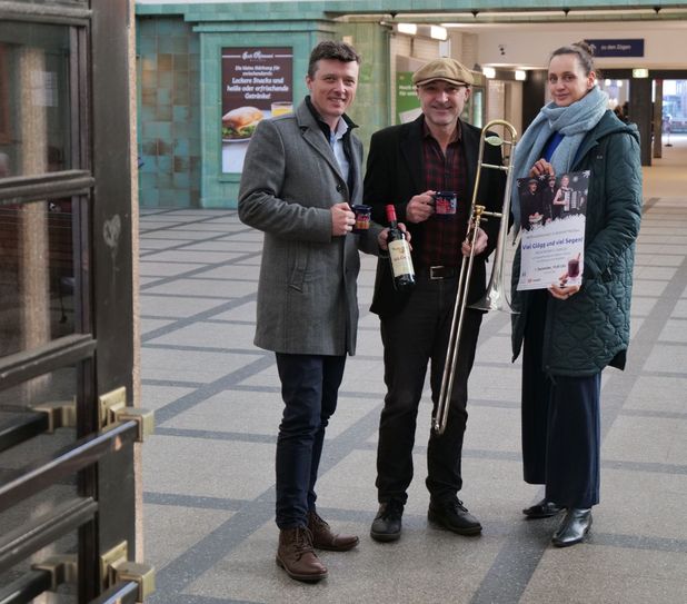 Warten nicht auf die S-Bahn, sondern auf viele musikbegeisterte Gäste: Bürgermeister Markus Renner, Musiker Micha Winkler und Kulturreferentin Sara Engelmann (v.li.).