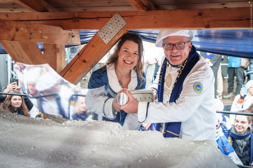 Anschnitt des Riesenstollens: Bäckermeister Steffen Böhme und Stollenmädchen Lorna Prenzel