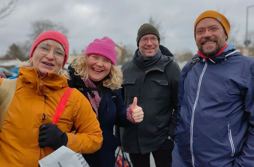 Saskia, Michael, Nadine und André sind guter Dinge vor dem 1. Winterschwimmen.