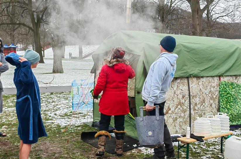 Wer wollte, konnte sich in den Outdoor-Saunen aufwärmen.