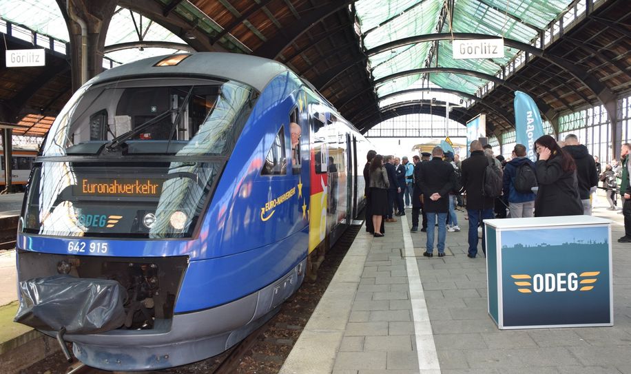Der neue Euro-Nahverkehr Triebwagen auf dem Görlitzer Bahnhof.