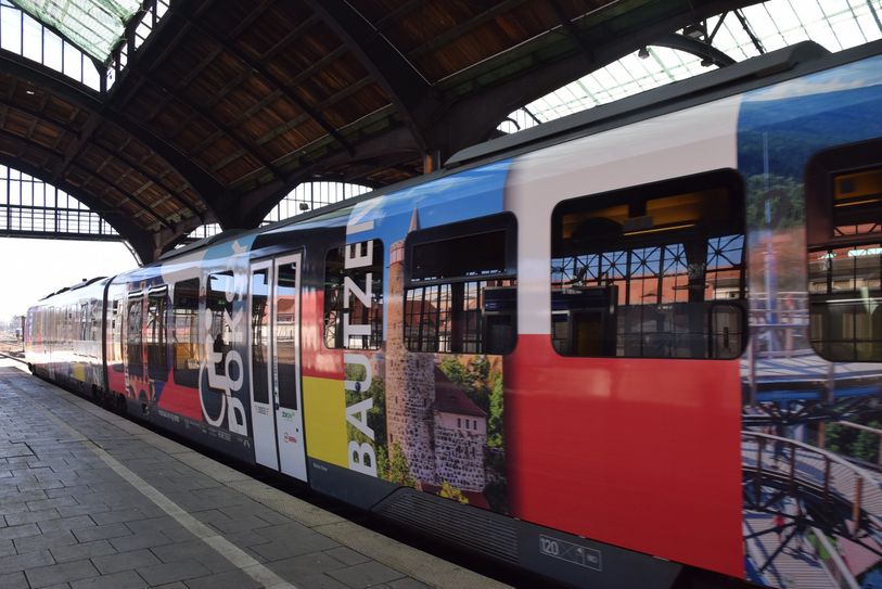 Bunt und trinational kommt der neue Triebwagen daher.