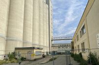 Blick zwischen die Silotürme und Maschinenhalle.
