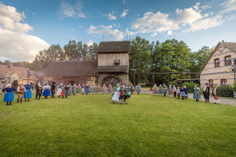 Auch dank einer Spende über 15.000 Euro von der Lausitzer Seenland Stiftung, die in authentische sorbische Kostüme floß, sind die Weichen für eine erfolgreiche Zukunft gestellt.