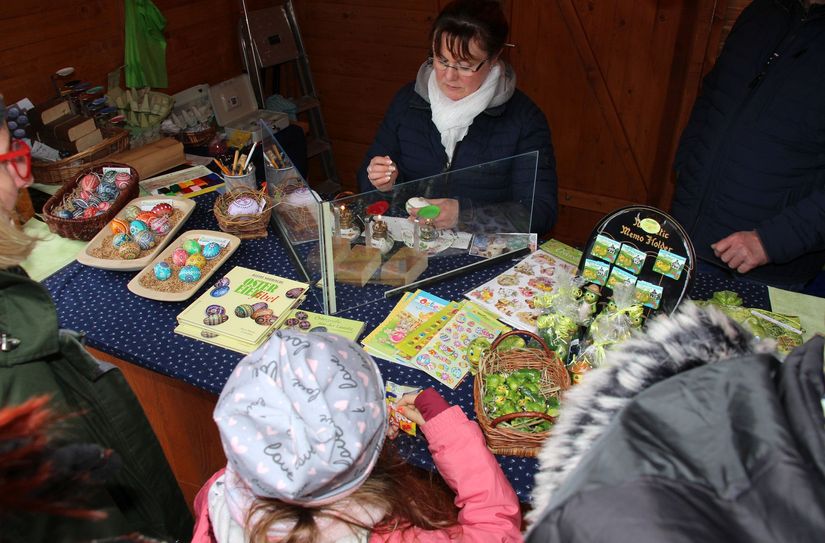 Angela Glaubitz verziert während des Ostermarktes 2022 Eier nach sorbischer Art.