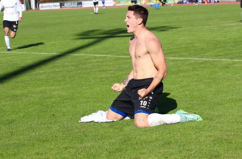 Tom Hagemann nach seinem 2:0-Treffer im Pokalspiel gegen Lok Leipzig im Herbst 2021. Schon da gelang den Spree-Budissen bereits die Sensation.