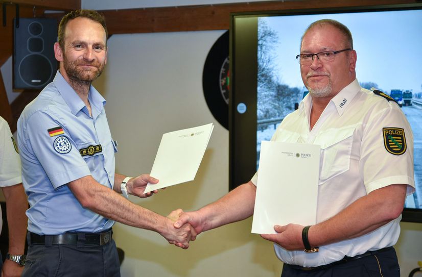 Dr. Marcus von Salisch und Polizeipräsident Manfred Weißbach mit der neuen Handlungsempfehlung.