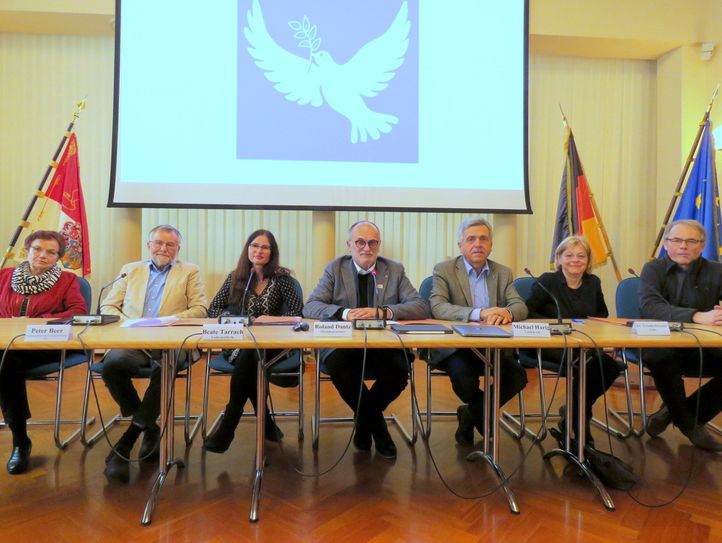 Die Erstunterzeichner der Initiative »Frieden durch Verhandlung« (v.l.n.r.): Dipl.-Phil. Anne-Marie Russew vom Sozialforum Bautzen, Bürgermeister der Gemeinde Göda a.D., Peter Beer, Liedermacherin Beate Tarrach, Oberbürgermeister der Stadt Kamenz, Roland Dantz, Landrat a.D,. Michael Harig, Ärztin Dr. Ursula Straube und Theologe Dr. Peter Paul Straube.
 Foto: Matthias Stark