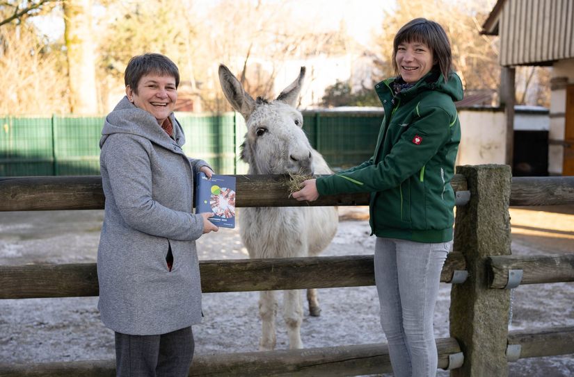 Anja Weise (l.) stellt das neue Kursprogramm im Tierpark Bischofswerda vor. Die Freizeiteinrichtung soll bald für Zeichenkurse genutzt werden.