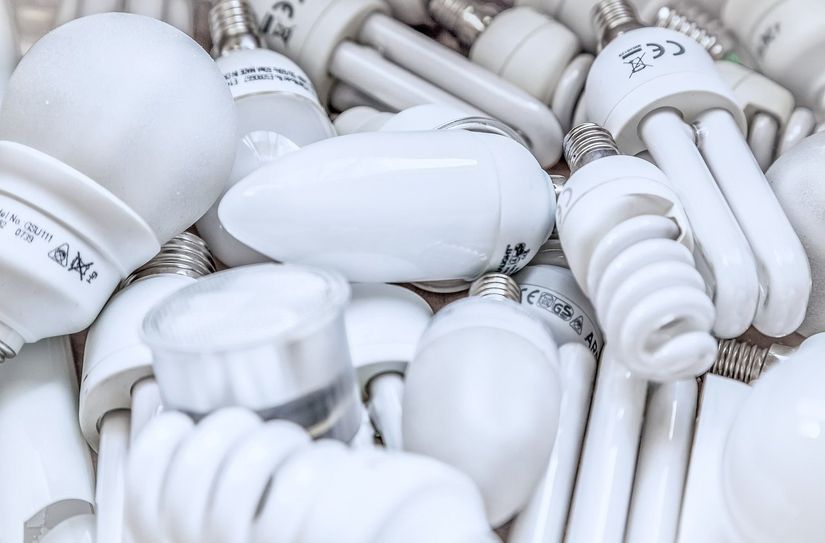 Leuchtstoffröhren, LED- und Energiesparlampen gehören ins Schadstoffmobil.
