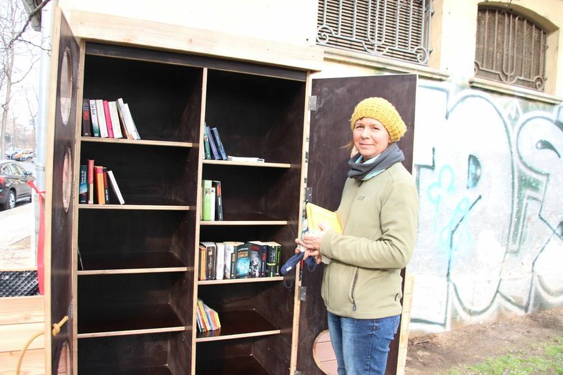 Anwohnerin Maria Buchmüller war die Erste, die Bücher für den Schrank spendete. Sie wird als Schrankpatin das Projekt auch weiterhin mit betreuen. Fotos: Pönisch