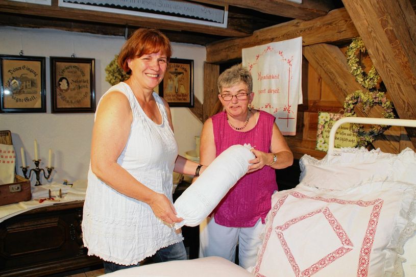 Petra Krause und Gästeführerin Uta Hildebrandt (v.l.) lüften hier ab und an nicht nur die Betten, auch so manches Geheimnis. Uta Hildbrandt dazu: „Ich mag Gäste, die möglichst viele Fragen stellen.“ Foto: wit