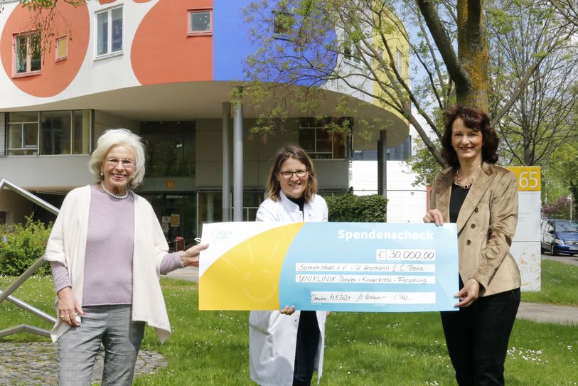 Ursula Herrmann (li.) und Cornelia Bohn (re.) übergeben die Spende im Namen des Sonnenstrahl e.V. an Prof. Julia Hauer, Leiterin der Kinderonkologie am Universitätsklinikum. Foto: Mutschke