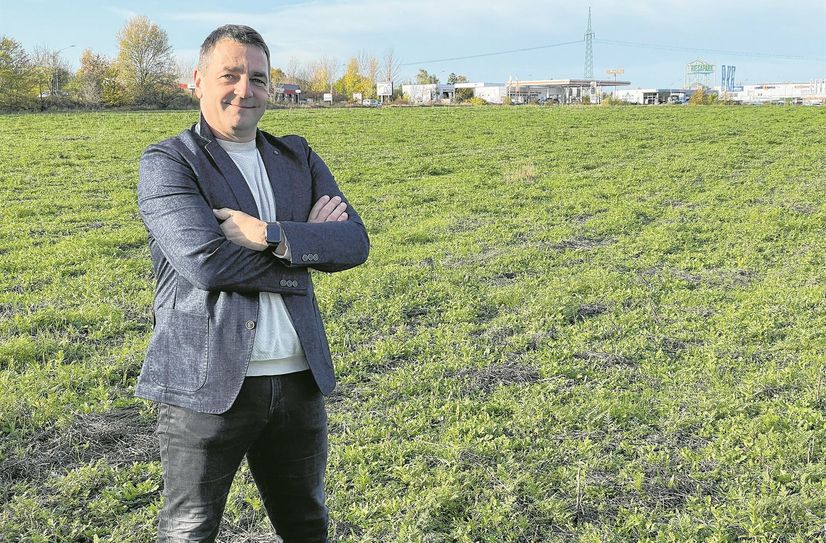 Auf dieser bisher grünen Wiese wird Geschäftsführer Jan Bittner den neuen Produktionsstandort der Blechform24 GmbH errichten lassen. Der Umzug vom Südspeicher an die Glogauer Straße ist für 2024 geplant.