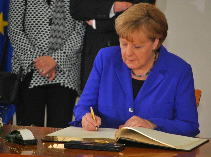 Unterschrift mit Goldenem Füller