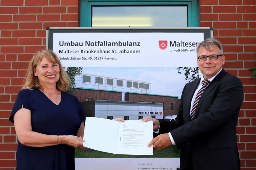 Sachsens Staatsministerin Petra Köpping (SPD) überreicht den Fördermittelbescheid des Freistaates an Geschäftsführer Sven Heise. Foto: S. Hänsch/Malteser Krankenhaus