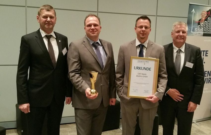 Landrat Siegurd Heinze (l.) und Hartmut Klauschk, Fachbereichsleiter Stadtentwicklung und Wirtschaftsförderung der Stadt Lübbenau (r.) gratulieren EMT Media Electrics GmbH, Gewinner des Zukunftspreises 2016 aus dem Landkreis Oberspreewald-Lausitz, mit Geschäftsführer Marko Tauscher (2.v.l.) und Prokurist Martin Pöschla (2.v.r.). Foto: Landkreis