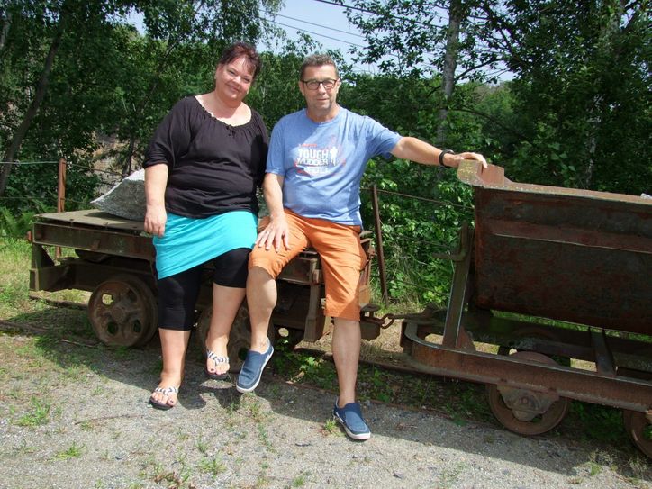 »Hier ist der Steinbruch greif- und erlebbar«, finden Jutta Fischbach und Frank Klenner. Die beiden sind Mitglieder des derzeit 36-köpfigen Fördervereines. Ein Ziel des Fördervereines ist es, dieses Areal zu einem touristischen Highlight im Haselbachtal zu entwickeln. Foto: Rainer Könen