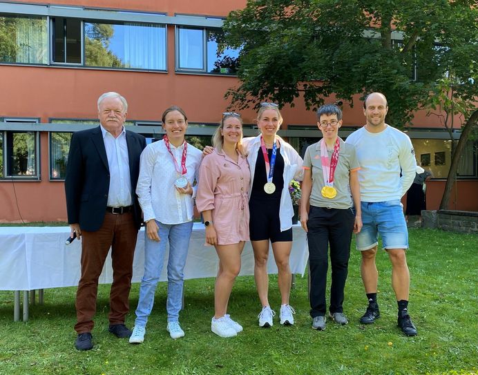 Schulleiter Wolfgang Neubert und die erfolgreichen Olympiateilnehmer aus Cottbus: Frances Herrmann, Janne Engeleiter, Emma Hinze, Jana Majunke und Maximilian Levy (v.l.n.r.). Foto: Simons