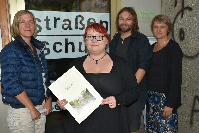 V.l.: Beate Rode, didaktische Koordinatorin, Absolventin Jana Krönert, Sozialarbeiter Marcus Bernhardt, und Peggy Schramm (Straßenschule).      Foto: Trache