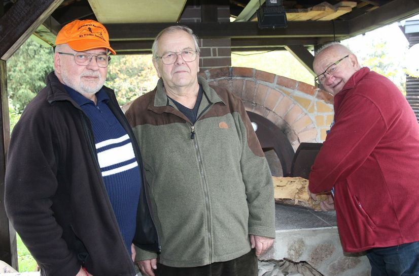 Immer wenn der selbstgebaute Backofen entzündet wird, herrscht leckere Gemütlichkeit auf dem Vereinsgelände. Da sind sich Harald Barig, Achim George und Gert Oßendorf (v.l.) ganz sicher.