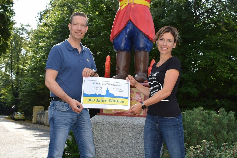 Bürgermeister Michael Herfort und die Marketingverantwortliche, Katja Wagner, informieren über die Festlichkeiten zur 800-Jahrfeier in Wilthen. Foto: spa