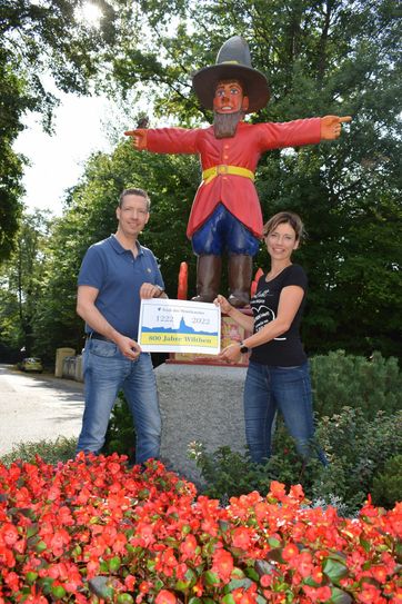 Bürgermeister Michael Herfort und die Marketingverantwortliche, Katja Wagner, informieren über die Festlichkeiten zur 800-Jahrfeier in Wilthen. Foto: spa