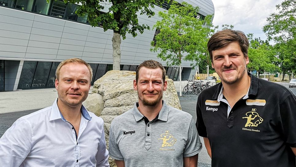 Im Bild von links: Karsten Wöhler (Manager), Mario Huhnstock und Rico Göde (Cheftrainer). Foto: HC Elbflorenz Spielbetriebs GmbH