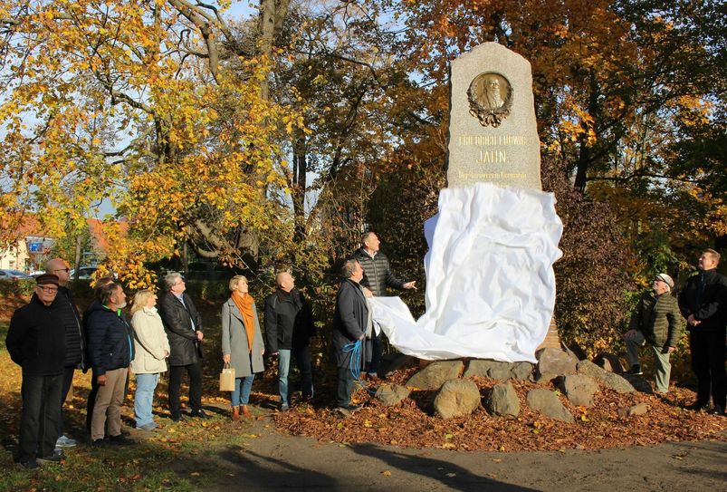 Bei der Organisation einer neuen Relief-Platte und der Enthüllung des Denkmals zogen Senftenbergs Bürgermeister Andreas Fredrich und Hans-Peter Rößiger, Verein für Heimatpflege, nicht nur symbolisch an einem Strang. Foto: asl