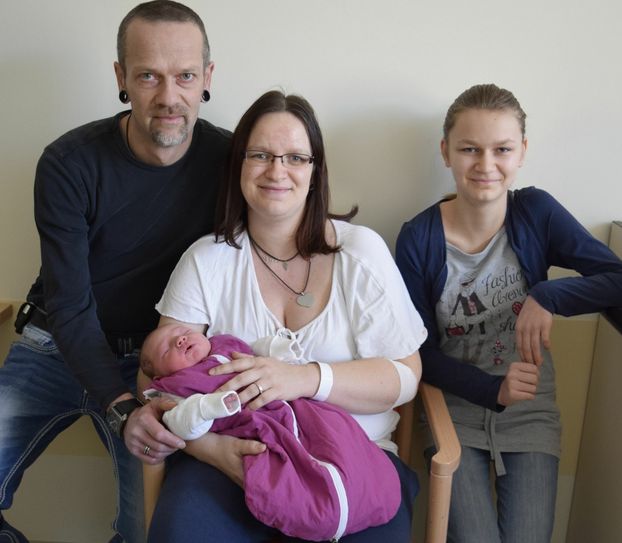 Ralf und Claudia Freitag freuen sich genauso über die kleine Nila wie die große Schwester Vivien. Foto: CTK