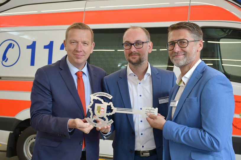 Landrat Christian Heinrich-Jaschinski (l.) übergab den Schlüssel für die neue Rettungswache des Landkreises in Bad Liebenwerda an den Werkleiter des Eigenbetriebs Rettungsdienst, Sebastian Weiss (M.), und an den Einrichtungsleiter Silvio Günther. Foto: Pressestelle Kreisverwaltung/Torsten Hoffgaard