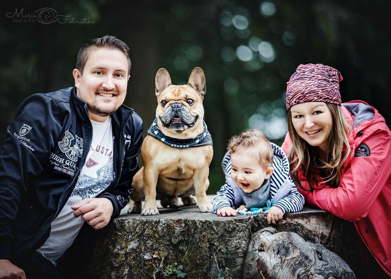Vicky mit Familie neulich in Königstein. Das Fotoshooting (mit Perücke) bekam sie von einer fremden Fotografin geschenkt. Foto: Maria Rafelt
