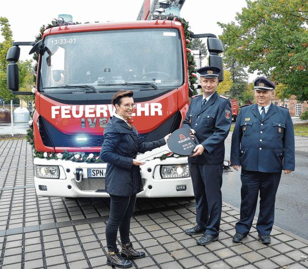 Schlüsselübegabe für das neue Fahrzeug mit Bürgermeisterin Birgit Zuchold (li.), Stadtbrandmeister Carsten Kupsch (Mitte) und Stadtwehrführer Bernd Aßmus. Foto: Detlef Bogott