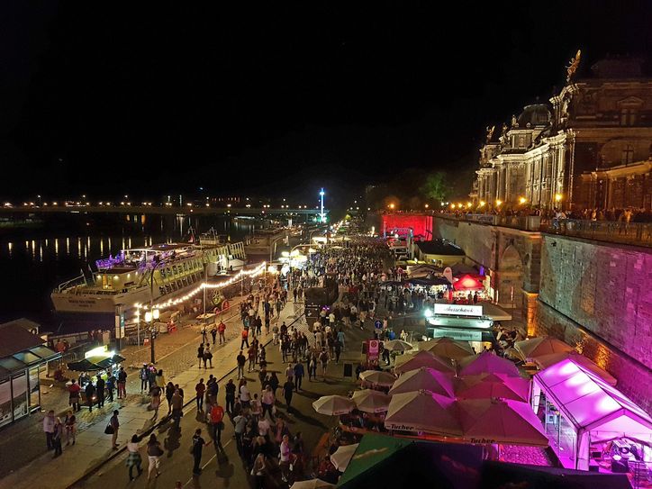 Das Canaletto Stadtfest Dresden zieht jedes Jahr rund 500.000 Besucher in die City. Die Gäste lassen dabei viel Geld bei den Händlern und damit indirekt im Stadtsäckel. Foto: Büttner