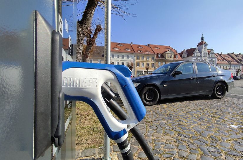 Die neue Ladesäule bietet zwei Ladeplätze mit jeweils 50 kW Ladeleistung.  Foto: T. Keil