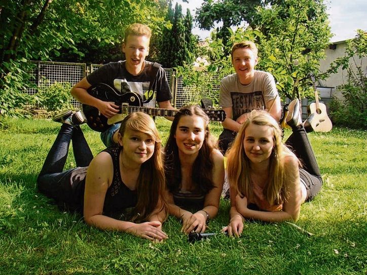 Die „Five Sences Coverband“ mit (hinten) Leon Taubert (li.) und Paul Flöter (re.) sowie (vorn) Olga Schmidt (li.), Alina Kuna (Mitte) und Celina Tippelt (re.). Foto: FF