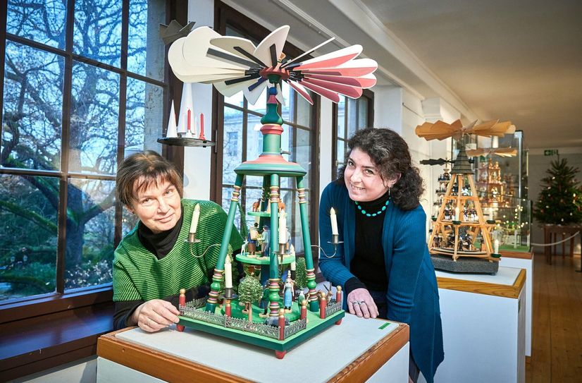 Gerburg Sturm (li.), Kuratorin StadtMuseum Pirna, und  Andrea Bigge, Co-Kuratorin Städtische Sammlungen Sebnitz, an der Wiesaer Stabpyramide.