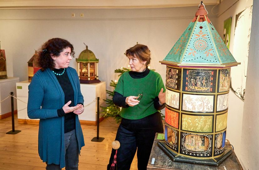 Andrea Bigge, Co-Kuratorin Städtische Sammlungen Sebnitz, und Gerburg Sturm (re.), Kuratorin StadtMuseum Pirna, am Sebnitzer Schattenspiel.